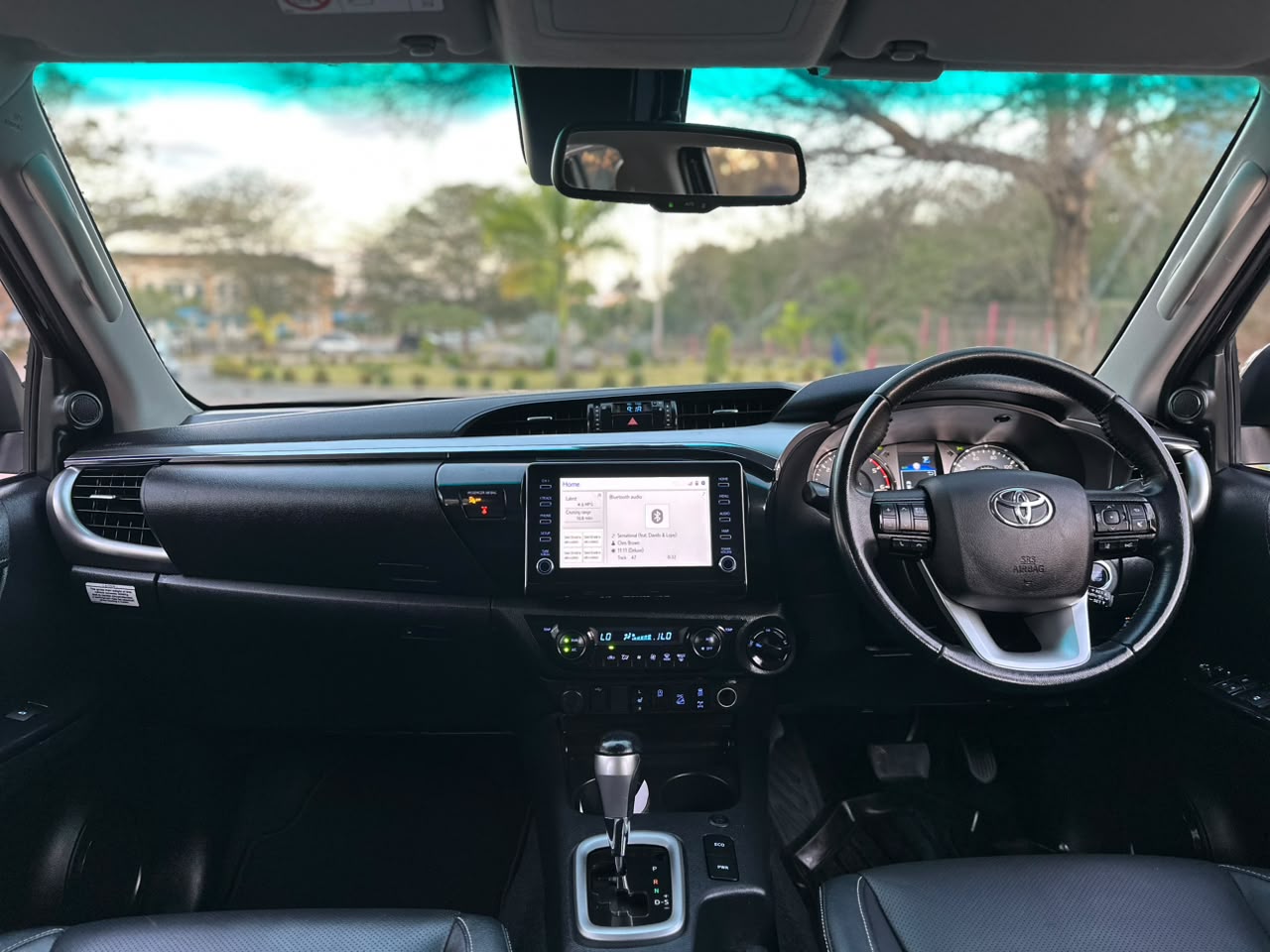 TOYOTA HILUX DOUBLE CABIN thumbnail 5